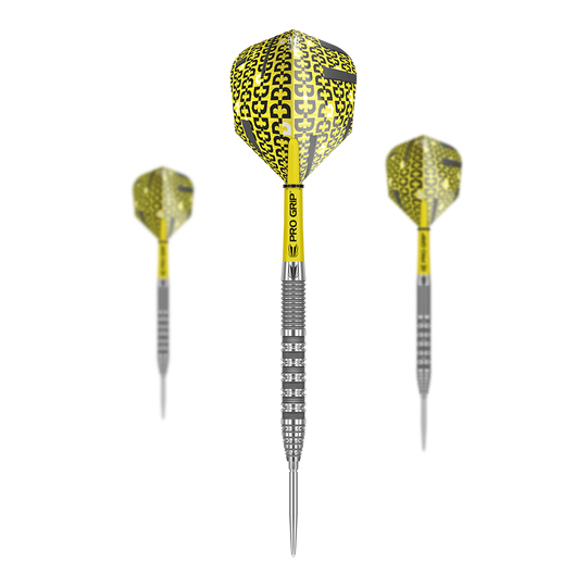 Freccette in acciaio Target Bolide 01 Swiss Point Das Bild zeigt drei Target Bolide 01 Swiss Point Steeldarts mit gelben Flights und silbernen Spitzen. Die Darts haben einen auffälligen, schwarz-gelben Aufdruck und einen silbernen, geriffelten Schaft.