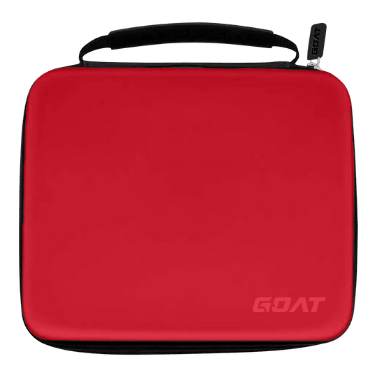 Das Bild zeigt ein rotes Etui mit schwarzem Griff und Reißverschluss. In der unteren rechten Ecke steht das Wort „GOAT“.