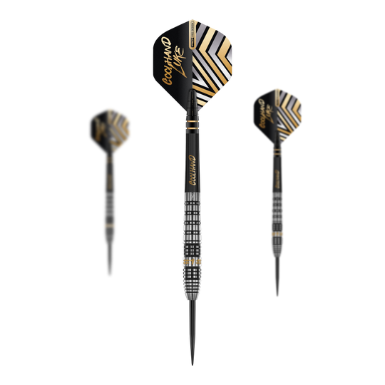 Freccette in acciaio Prestige Red Dragon Luke Humphries Das Bild zeigt drei Steeldarts mit dem Namen "Red Dragon Luke Humphries Prestige". Die Darts haben ein schwarzes und silbernes Design mit goldenen Akzenten und der Aufschrift "COOLHAND LUKE" auf den Flights.
