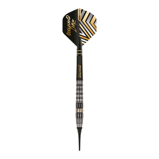 Das Bild zeigt einen Red Dragon Luke Humphries Prestige Softdart mit einem Gewicht von 20g. Der Dart hat ein modernes schwarzes und silbernes Design mit goldenen Akzenten und der Aufschrift "COOL HAND LUKE" auf dem Flight.