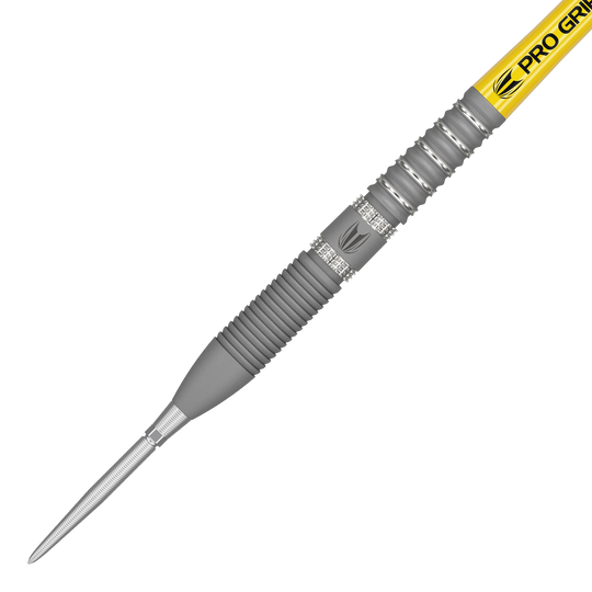 Freccette in acciaio Target Gabriel Clemens GEN2 Swiss Point Das Bild zeigt den Target Gabriel Clemens GEN2 Swiss Point Steeldart. Der Dartpfeil hat eine silberne Spitze, einen geriffelten Griffbereich und einen gelben Schaft mit der Aufschrift „PRO GRIP“.