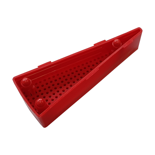 GRN0149_Granboard_132_Ersatzfelder_Single_Innen_Rot_3 Das Bild zeigt ein rotes Ersatzfeld für das Granboard 132. Es ist dreieckig geformt und hat viele kleine Löcher auf der Oberfläche.