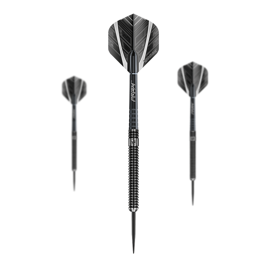 Freccette in acciaio Winmau Blackout Variant 1 Auf dem Bild sind drei schwarze Steeldarts mit silbernen Akzenten zu sehen. Die Darts sind in einer Reihe mit einem Dart in der Mitte und jeweils einem Dart links und rechts angeordnet.