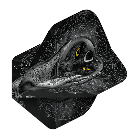 Alchemy Grimalkins Glass No2 Voli standard Das Bild zeigt ein Dartflight mit einem schwarzen Katzenmotiv und leuchtend gelben Augen. Im Hintergrund sind mystische Symbole und eine beschriebene Hand zu sehen.