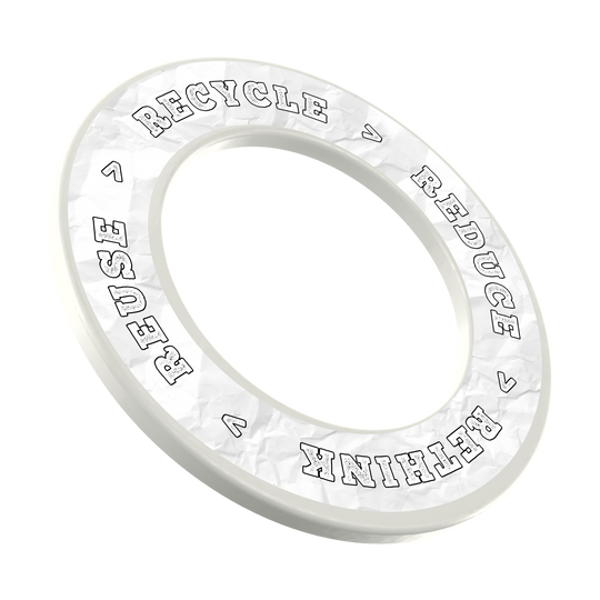 Ein weißes Produkt mit dem Text 'Recycle, Reuse, Reduce, Rethink' ist sichtbar. Die Alt-Text-Beschreibung bezieht sich auf den Dateinamen DBS-RRRR6_Surround_Recyle_Reuse_Reduce_Rethink_Wei_3.