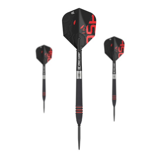 Freccette in acciaio Target Nathan Aspinall Black Swiss Point Das Bild zeigt drei schwarze Steeldarts mit roten Akzenten und der Aufschrift "Pro Grip" auf dem Schaft. Die Flights sind ebenfalls schwarz mit roten Details und geometrischem Design.