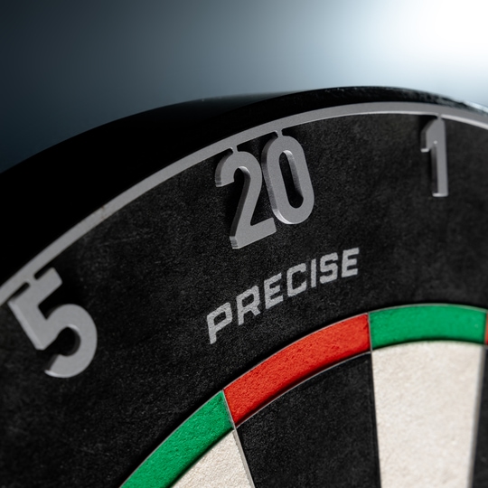 Das Bild zeigt ein OnePiece Dartboard mit einem Zahlenring in Gunmetal, Nahaufnahme. Der Zahlenring ist präzise gelasert und Teil der Precise180 Serie.