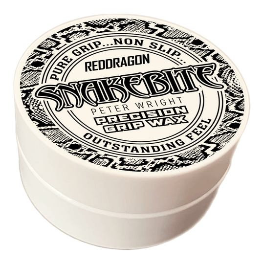 Das Bild zeigt eine runde Dose mit der Aufschrift "Red Dragon Peter Wright Snakebite Precision Grip Wax". Die Verpackung ist weiß mit einem schwarz-weißen Schlangenmuster und betont den festen, griffsicheren Halt.