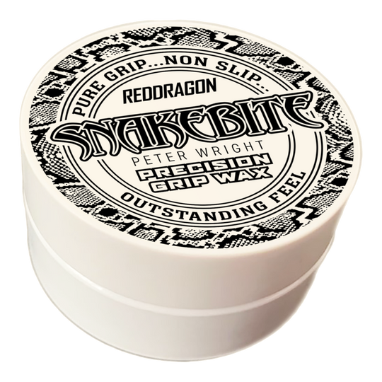Cera per dita Red Dragon Peter Wright Snakebite Precision Grip Wax Das Bild zeigt eine runde Dose mit der Aufschrift "Red Dragon Peter Wright Snakebite Precision Grip Wax". Die Verpackung ist weiß mit einem schwarz-weißen Schlangenmuster und betont den festen, griffsicheren Halt.
