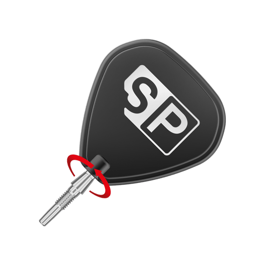 Das Bild zeigt eine Dartspitze mit einem schwarzen Flight, auf dem die Buchstaben "SP" abgebildet sind. Ein roter Pfeil deutet auf eine Drehbewegung am Verbindungsstück der Spitze hin.