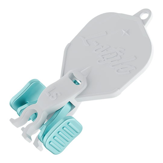 Strumento per la rimozione dell'albero di trasmissione Key-2 del sistema L-Style L-System Hier ist das L-Style L-System Key-2 Flight Shaft Remover Tool abgebildet. Das Werkzeug wird verwendet, um Flights und Shafts bei Darts zu entfernen.