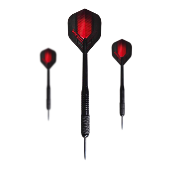 Freccette in acciaio Karella in ottone nero - 21 g Das Bild zeigt die Karella Black Brass Steeldarts mit einem Gewicht von 21g. Es handelt sich um ein Set schwarzer Steeldarts.