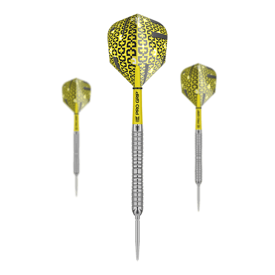Target Bolide 04 freccette in acciaio Swiss Point Das Bild zeigt drei Steeldarts des Modells "Target Bolide 04 Swiss Point" mit gelb-schwarzen Flights. Die Darts haben einen silbernen, geriffelten Schaft und gelbe "Pro Grip" Stiele.