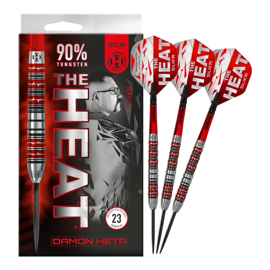 Freccette in acciaio Damon Heta Series 3 di Harrow Die Abbildung zeigt die Steeldarts "Harrows Damon Heta Series 3" mit auffälligem roten und silbernen Design. Auf der Verpackung steht, dass die Darts aus 90% Tungsten bestehen und 23 Gramm wiegen.