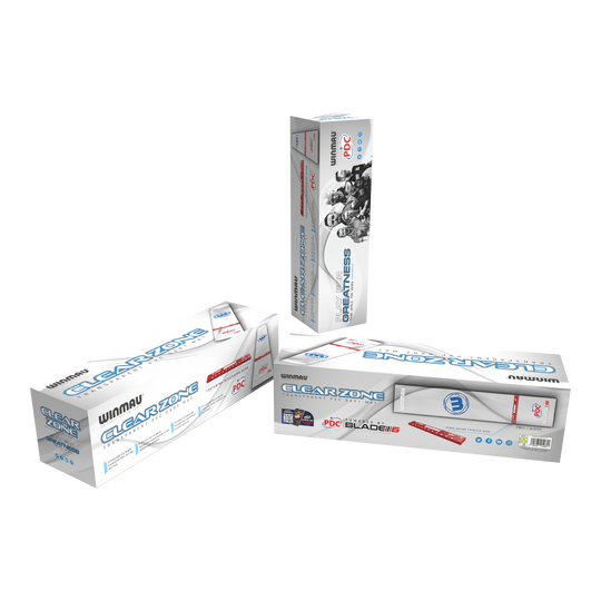 Tappetino per freccette in PVC Winmau Clearzone con oche Das Bild zeigt drei Verpackungen des Produkts "Winmau Clearzone PVC Dartmatte mit Oche". Die Verpackungen sind hauptsächlich weiß mit blauen und roten Akzenten gestaltet.