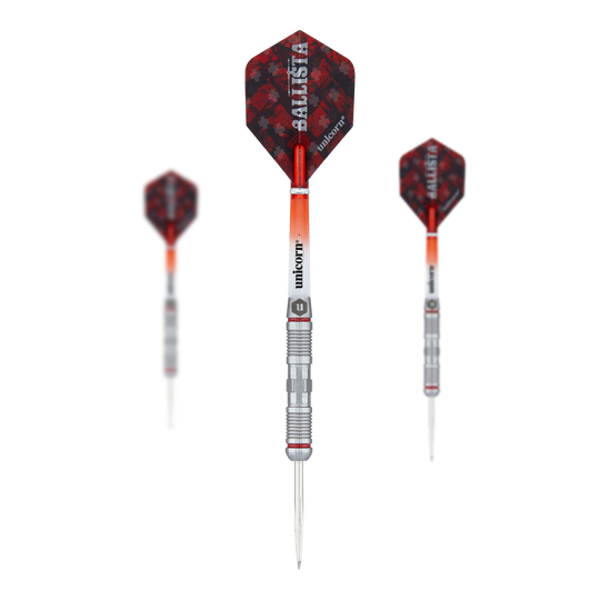 Unicorn Ballista Style 2 dardi in acciaio Auf dem Bild sind drei Steeldarts des Produkts "Unicorn Ballista Style 2" zu sehen. Die Darts haben rot-schwarze Flights und silberne Spitzen mit einem gerillten Schaft.