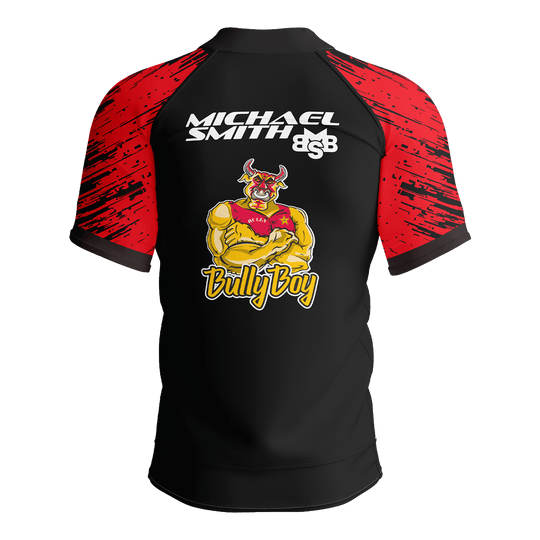 Camicia polo a righe rosse con freccette di Michael Smith Das Bild zeigt das Shot Michael Smith Red Strip Polo Dartshirt. Dieses Dartshirt ist speziell für Fans von Michael Smith entworfen.