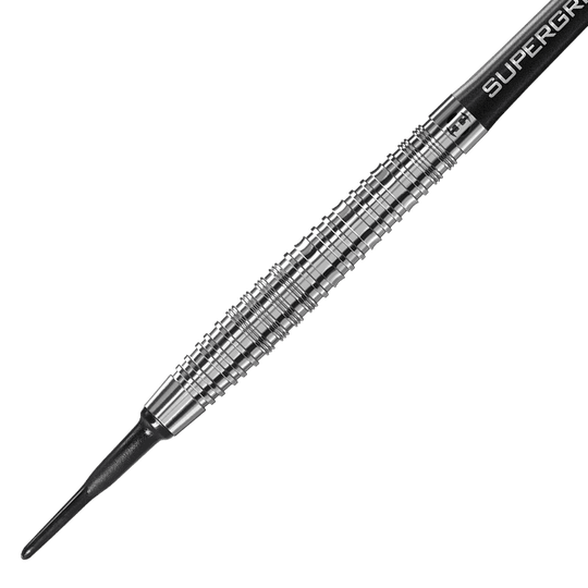 HA33768_Harrows_NX90_Softdarts_2 Auf dem Bild ist ein silberner Softdart mit einem gerillten Griff zu sehen. Die Spitze des Darts ist aus Kunststoff und schwarz gefärbt.