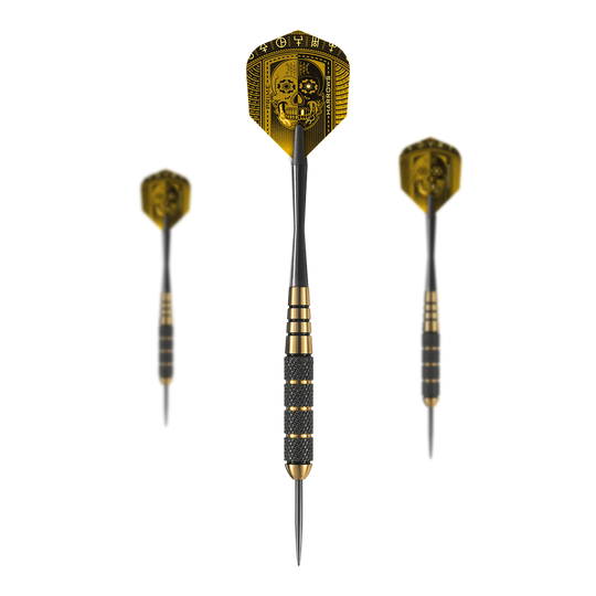 Freccette in acciaio e ottone Voodoo di Harrow Das Bild zeigt drei Harrows Voodoo Brass Steeldarts mit auffälligen schwarzen und goldenen Details. Auf den Flights ist ein Totenkopf-Muster abgebildet.