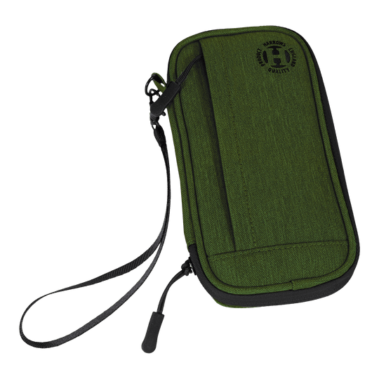 Portafoglio Smart Case Harrows Dies ist ein grünes Dart-Etui mit einem schwarzen Reißverschluss und einer Handschlaufe. Auf der Vorderseite befindet sich ein rundes Logo mit der Aufschrift "Harrows Quality".