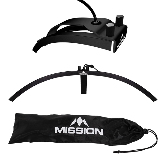 Illuminazione per bersaglio per freccette a LED pieghevole Mission Torus 100 Das Bild zeigt die faltbare LED Dartboard Beleuchtung "Mission Torus 100". Abgebildet sind das Beleuchtungselement, ein Bogen und eine schwarze Transporttasche mit dem Mission-Logo.