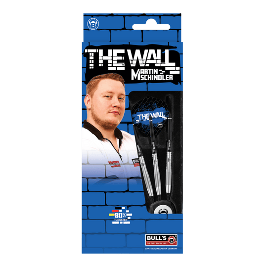 Freccette morbide Bulls Martin Schindler TW80 - 18 g Die Abbildung zeigt die Produktverpackung der "Bulls Martin Schindler TW80 Softdarts - 18g". Auf der Verpackung ist ein Bild von Martin Schindler sowie drei Softdarts und das Logo von BULL'S zu sehen.