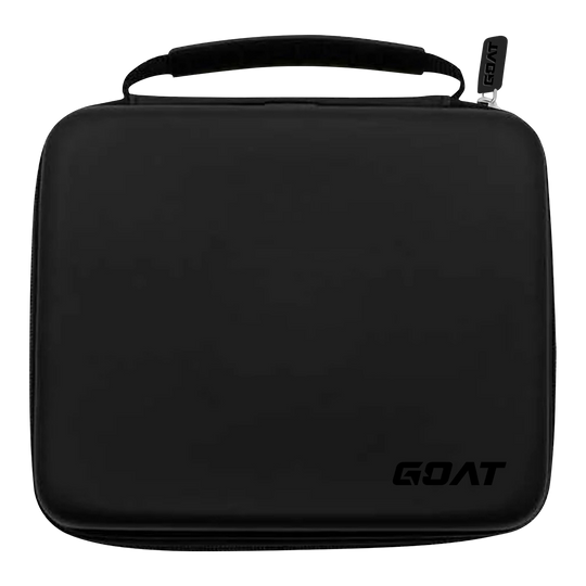 Portafoglio per freccette GOAT Locker XXL Das Bild zeigt ein schwarzes, rechteckiges Etui mit einem Henkel oben. In der unteren rechten Ecke befindet sich das Logo „GOAT“.