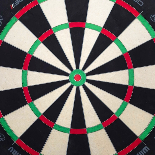 Bersaglio per freccette in acciaio Winmau Blade 6 Triple Core 360 Der Bildinhalt ist unbekannt, aber der Dateiname verweist auf ein Winmau Blade 360 Steeldartboard. Es könnte ein weiteres Produktfoto eines Steeldartboards sein.