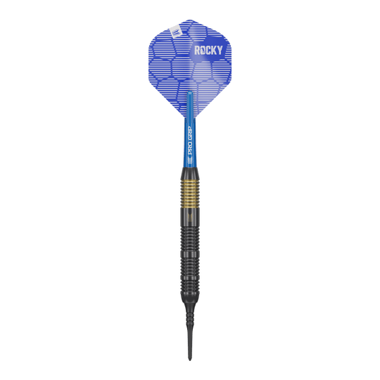 Freccette morbide Target Josh Rock Brass - 18 g Das Bild zeigt einen Target Josh Rock Brass Softdart mit einem Gewicht von 18g. Der Dart hat eine blaue Flight mit der Aufschrift "ROCKY" und einen messingfarbenen Griffbereich.