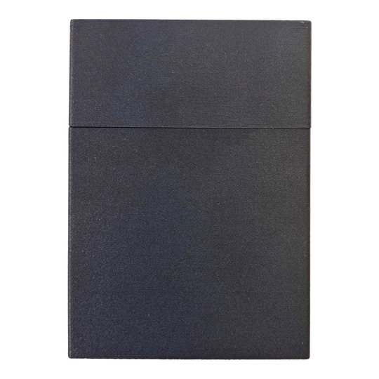 Custodia per freccette Smoke 180 con design personalizzato - Nera Das Smoke 180 Dartcase in Schwarz mit individuellem Muster ist zu sehen. Das Case wirkt robust und rechteckig.