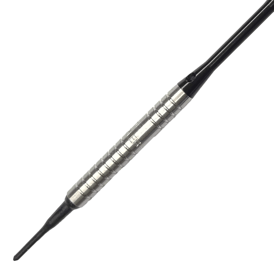 Freccette morbide McDart 85 Tungsten V16 - 16,5 g Das Bild zeigt einen McDart 85er Tungsten V16 Softdart mit einem Gewicht von 16,5 Gramm. Der Dartpfeil hat einen silbernen, geriffelten Schaft und eine schwarze Spitze.