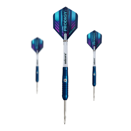 Unicorn Prodigy 02 Torpedo freccette in acciaio Das Bild zeigt drei "Unicorn Prodigy 02 Torpedo Steeldarts" mit blauen Flights und silber-blauen Schäften. Die Pfeile sind scharf und für das Steeldartspiel geeignet.