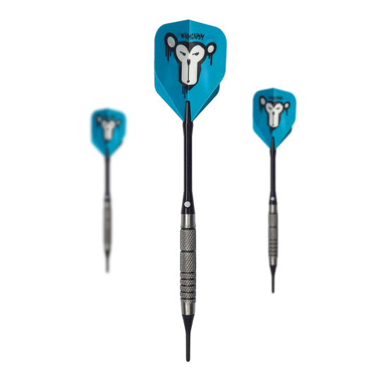 Freccette morbide McDart 85 Tungsten V10 - 17,5 g Das Bild zeigt drei Softdarts des Modells "McDart 85er Tungsten V10" mit einem Gewicht von 17,5g. Die Flights der Darts sind blau und mit einem Affenkopf-Motiv bedruckt.