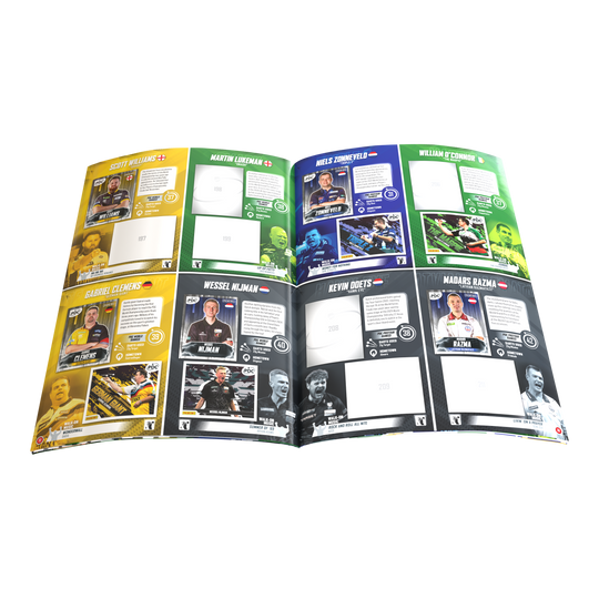Panini PDC World Darts Championship 2025/26 - Album da collezione con copertina rigida e adesivi ufficiali Das Bild zeigt das Panini PDC World Darts Championship 2025/26 - Official Sticker Hardcover Sammelalbum. Es ist ideal zum Sammeln und Aufbewahren von Dart-Stickern.