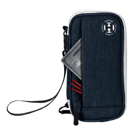 Portafoglio Smart Case Harrows Das Bild zeigt ein blaues Harrows Smart Case Dartetui mit einer Handgelenkschlaufe. In einer Außentasche befinden sich eine Kreditkarte und mehrere rote Dartspitzen.