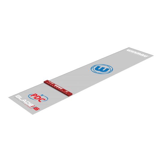 Tappetino per freccette in PVC Winmau Clearzone con oche Das Bild zeigt die Winmau Clearzone PVC Dartmatte mit Oche. Die Matte ist grau mit verschiedenen Logos und hat eine rote Abwurflinie (Oche).