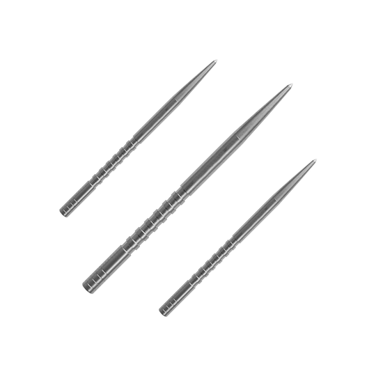 Condor Beak Point con punte di freccia tagliate Das Bild zeigt drei silberfarbene Dartspitzen, die nebeneinander liegen. Sie sind lang, schmal und haben feine Rillen entlang der Oberfläche.
