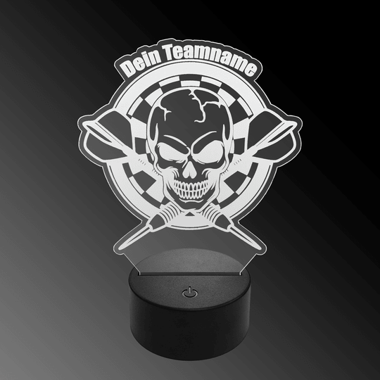 Lampada a freccia a LED in plexiglass con testo personalizzato Das Bild zeigt eine LED-Lampe mit einem Plexiglas-Aufsatz in Form eines Totenkopfs vor einer Dartscheibe mit zwei gekreuzten Dartpfeilen. Oben steht der Schriftzug "Dein Teamname".
