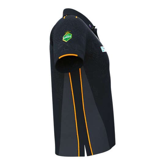 Das Bild zeigt das 'Bulls NL Dirk Van Duijvenbode Matchshirt 2025'. Das Shirt ist überwiegend schwarz mit orangefarbenen Streifen und einem Logo auf dem Ärmel.