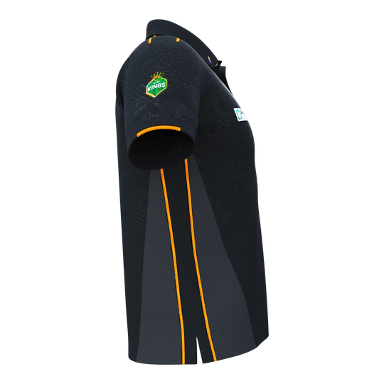 Maglia gara Bulls NL Dirk Van Duijvenbode 2025 Das Bild zeigt das 'Bulls NL Dirk Van Duijvenbode Matchshirt 2025'. Das Shirt ist überwiegend schwarz mit orangefarbenen Streifen und einem Logo auf dem Ärmel.