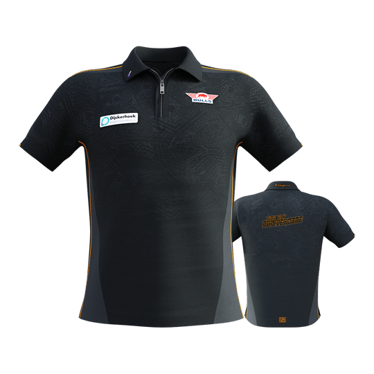 Maglia gara Bulls NL Dirk Van Duijvenbode 2025 Das Bild zeigt das "Bulls NL Dirk Van Duijvenbode Matchshirt 2025" in dunklem Design mit dezenten Mustern und orangenen Akzenten. Auf der Vorderseite sind Logos und Sponsoren zu sehen, während auf der Rückseite der Name "Dirk van Duijvenbode" steht.