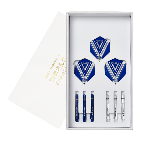 29020_Unicorn_World_Champion_Gary_Anderson_Phase_5_Steeldarts_4 Das Bild zeigt das Set "Unicorn W.C. Gary Anderson Phase 5 Steeldarts" in einer weißen Verpackung. Im Inneren sind drei Dart-Flights sowie sechs Schäfte ordentlich angeordnet.