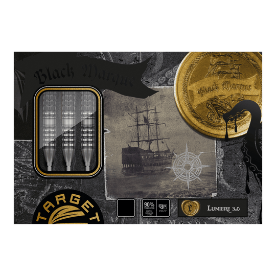 Freccette in acciaio Target Japan Black Marque Lumiere GEN3 Die Abbildung zeigt die Verpackung der "Target Japan Black Marque Lumiere GEN3 Steeldarts". Auf der Verpackung sind drei Steeldarts, ein altes Segelschiff und ein goldener Münzenmotiv zu sehen.