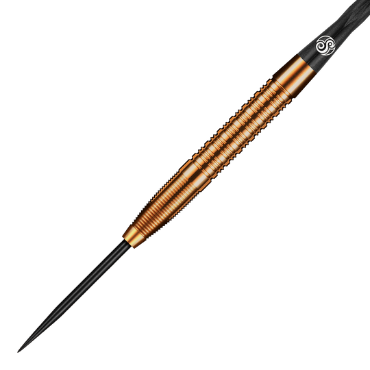 Freccette in acciaio Shot Pro Series Jake Womack - 23 g Das Bild zeigt einen Shot Pro Series Jake Womack Steeldart mit einem Gewicht von 23g. Der Dartpfeil hat ein auffälliges, bronzefarbenes Design mit feinen Rillen am Griff.