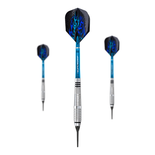 Freccette morbide Harrows Blaze Style A - 18 g Das Bild zeigt drei Softdarts des Produkts "Harrows Blaze Style A Softdarts - 18g". Die Darts haben blaue Schäfte, schwarze Flights mit blauen Flammen und silberne, gerillte Barrels.