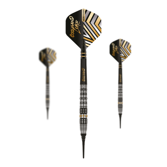 Freccette morbide Red Dragon Luke Humphries Prestige - 20 g Das Bild zeigt drei Softdarts des Modells „Red Dragon Luke Humphries Prestige“ mit 20g Gewicht. Die Darts haben ein schwarzes und silbernes Design mit goldfarbenen Akzenten und der Aufschrift „Coolhand Luke“.