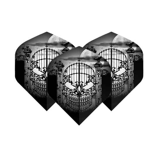 Alchemy Abbandona ogni speranza No2 Voli standard Das Bild zeigt drei schwarze Dart-Flights mit einem detailreichen, gotischen Tor-Design in Form eines Totenschädels. Im Hintergrund sind ein Vollmond und fliegende Raben zu sehen.