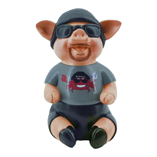 Markus Krebs Frase Maiale Das Bild zeigt ein Schweinchen mit Sonnenbrille, Mütze und Bart. Es trägt ein T-Shirt mit einem lustigen Aufdruck und repräsentiert das Produkt "Markus Krebs Phrasenschwein".