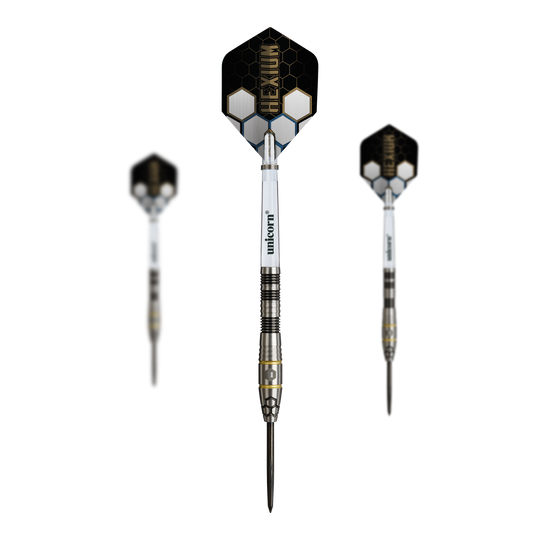 Freccette in acciaio Unicorn Hexium Style 01 nere e oro Das Bild präsentiert das Set der Unicorn Hexium Style 01 Black & Gold Steeldarts. Die Steeldarts sind in einer ansprechenden Schwarz-Gold-Optik dargestellt.