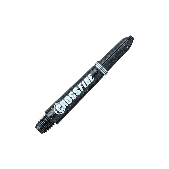 Das Bild zeigt einen RedDragon Crossfire Carbon Fibre Shaft. Der Schaft ist schwarz mit weißer Aufschrift und hat silberne Ringe.